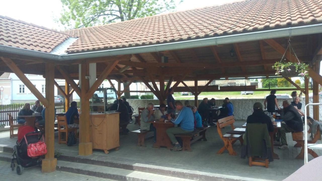 Restaurace A Ubrousku Prostři Se *